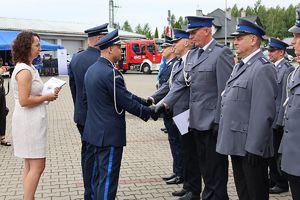 Zastępca Komendanta Wojewódzkiego Policji w Bydgoszczy z towarzyszeniem Komendanta Powiatowego Policji w Lipnie wręcza policjantom akty mianowania na wyższe stopnie służbowe