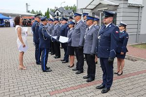 Zastępca Komendanta Wojewódzkiego Policji w Bydgoszczy z towarzyszeniem Komendanta Powiatowego Policji w Lipnie wręcza policjantom akty mianowania na wyższe stopnie służbowe