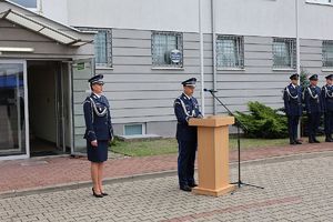przemawia Zastępca Komendanta Wojewódzkiego Policji obok lektor uroczystości