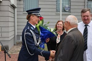 przybyli goście gratulują policjantce