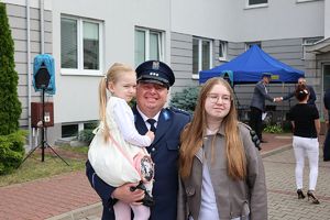 policjant z żona i córeczką na ręku