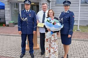 Komendant Powiatowy Policji w Lipnie i awansowana policjantka z rodzicami