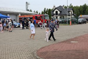 piknik rodzinny, uczestnicy przemieszczają się by obejrzeć przygotowane atrakcje