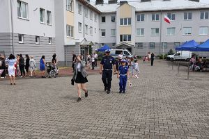 piknik rodzinny, uczestnicy przemieszczają się by obejrzeć przygotowane atrakcje