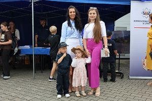 dwie mamy ze swoimi dziećmi - chłopiec w stroju policjanta