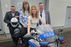 mama z córką na motocyklu, obok dziadek i policjant drogówki