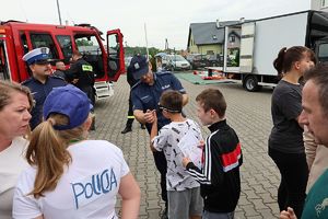 policjant pokazuje dziecku alkogogle