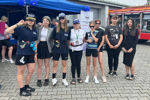 uczestnicy pikniku przebrani za policjantów
