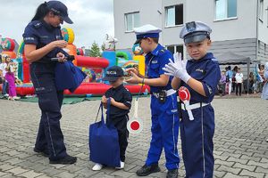 policjantka wręcza nagrody zwycięzcom konkursu