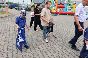 rodzice z dziećmi niosącymi nagrody