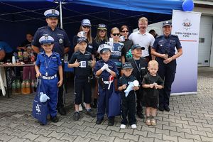 wspólne zdjęcie uczestników konkursu i policjantów