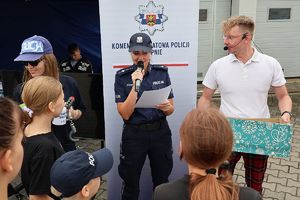 policjantka przeprowadza konkurs wiedzy o wakacyjnym bezpieczeństwie