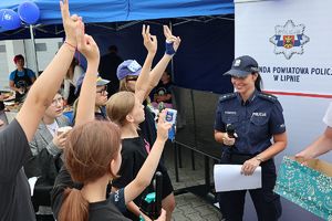 policjantka przeprowadza konkurs wiedzy o wakacyjnym bezpieczeństwie