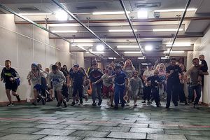 zwiedzający sprawdzają wygłuszenie strzelnicy - biegnąc i krzycząc głośno