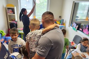 policjantka pokazuje zwiedzającym &quot;niebieski pokój&quot; i lustro fenickie