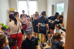 policjantka pokazuje zwiedzającym &quot;niebieski pokój&quot; i lustro fenickie