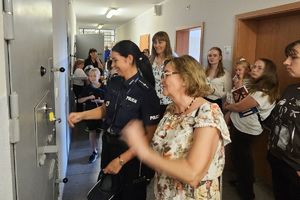 zwiedzający oglądają pomieszczenia dla osób zatrzymanych