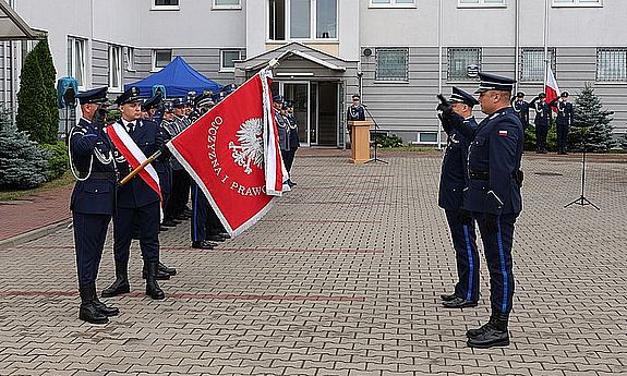 Zastępca Komendanta Wojewódzkiego Policji wita się ze sztandarem jednostki