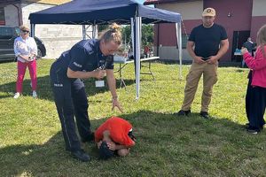 policjantka tłumaczy jak wygląda pozycja &quot;żółwia&quot;