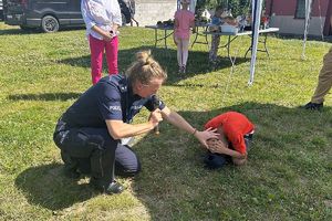 policjantka tłumaczy jak wygląda pozycja &quot;żółwia&quot;