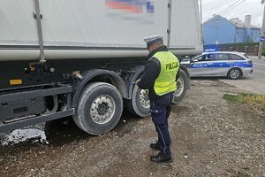 policjant wykonujący czynności na miejscu zdarzenia