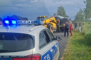 na pierwszym planie radiowóz, w tle widać bmw na lawecie