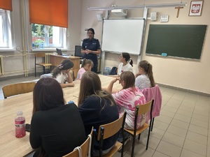 Policjantka opowiada dzieciom o bezpieczeństwie
