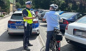 policjant rozmawia z cyklistą