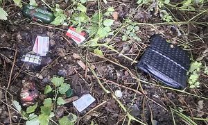 miejsce wyrzucenia przedmiotów - widać torebkę i dokumenty