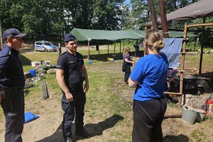 policjanci rozmawiają z druhami