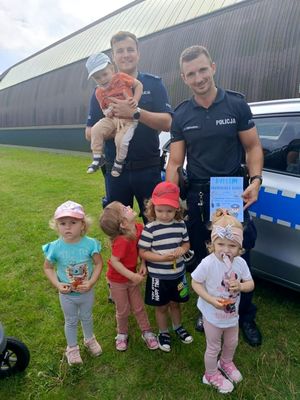 policjanci z dziećmi