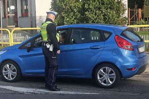 policjant bada trzeźwość kierowcy