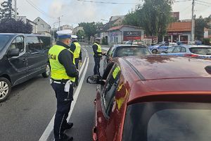policjant bada trzeźwość kierowcy