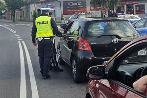 policjanci badają trzeźwość kierowcy