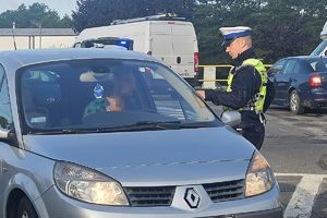 policjant bada trzeźwość kierowcy