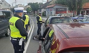 policjant bada trzeźwość kierowcy