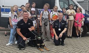 wspólne zdjęcie dzieci z policjantami