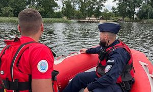 policjant z ratownikiem wopr patrolują jezioro