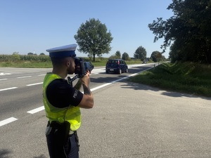 Policjant mierzy prędkość na drodze