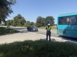Policjant mierzy prędkość na drodze
