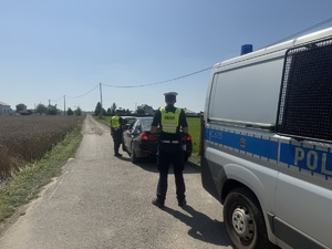 Policjanci przeprowadzają kontrole drogową