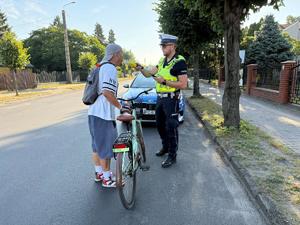 Policjant kontroluje rowerzystę