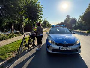 Policjant kontroluje rowerzstę