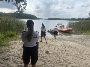 Policjanci przygotowują się do działań na wodzie