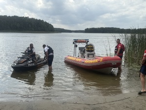 Policjanci przygotowują się do działań na wodzie