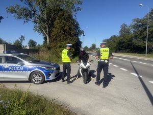 Policjanci kontrolują motocyklistę