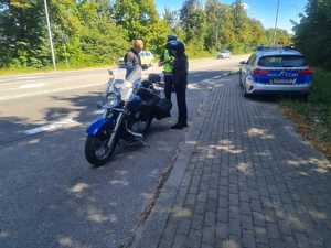 Policjant kontroluje motocyklistę