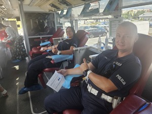 Policjanci oddają krew