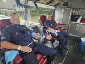 Policjanci oddają krew