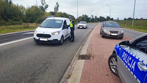 Policjant sprawdza trzeźwość kierujacego